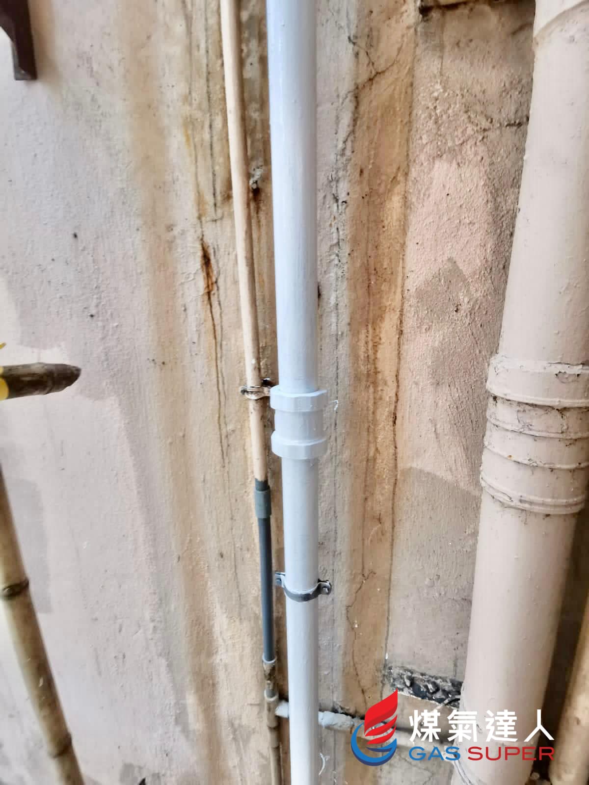 External building gas mains: Ngau Tau Kok | 偉景樓. Photo reference 3191-2874.