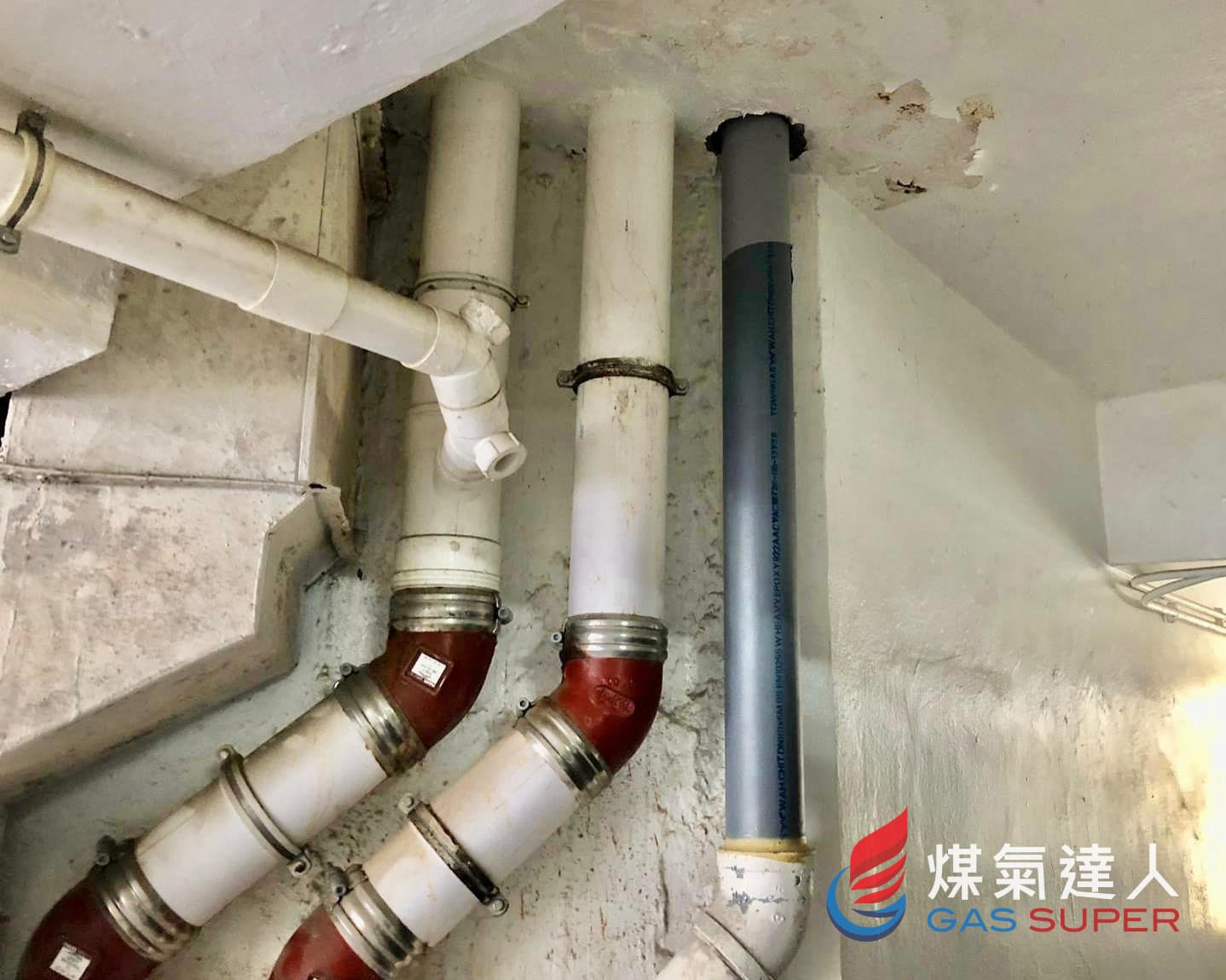 External building gas mains: Mid-Levels West | 君德閣. Photo reference 3191-2876.