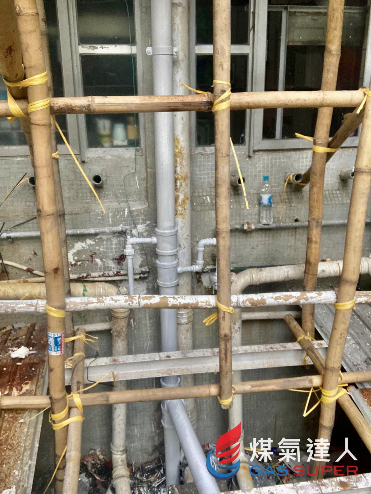 External building gas mains: Kwun Tong | 曉麗苑. Photo reference 3191-2879.