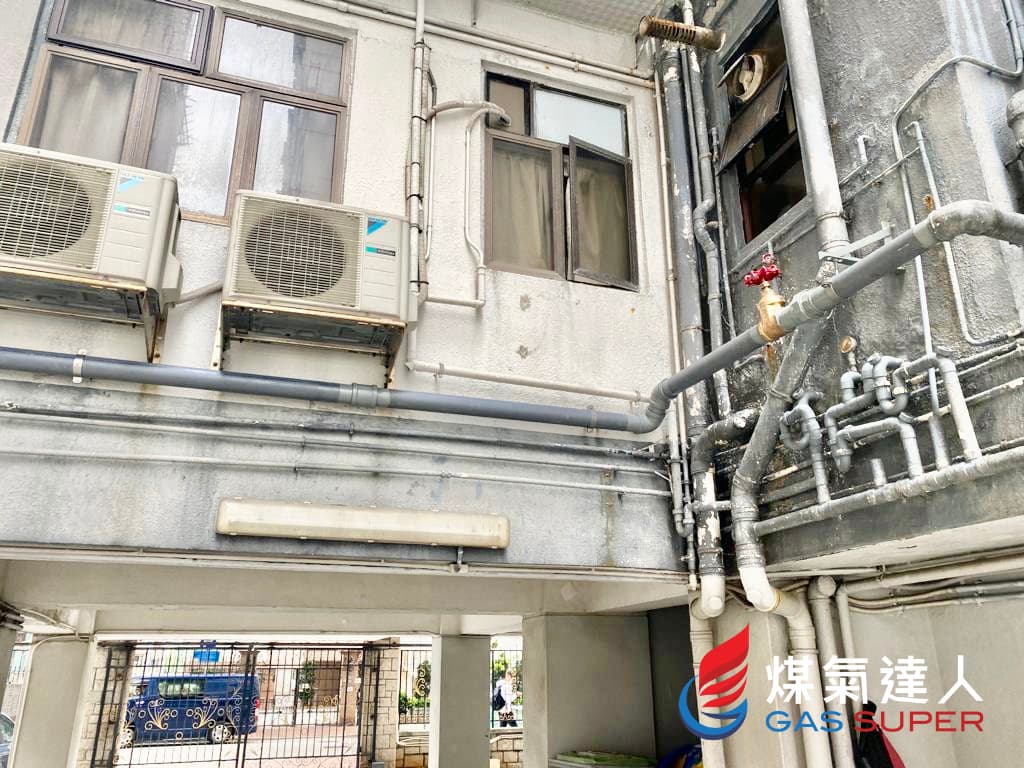 何文田樂園住宅外牆的供氣喉管、閥門及窗戶
