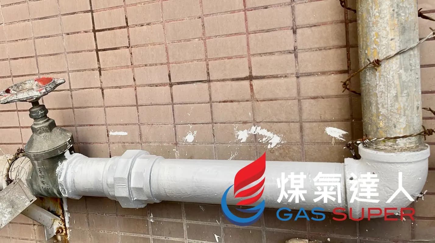 大廈外牆供氣主喉管:荔枝角|萬盛閣。相片編號 3191-2861。